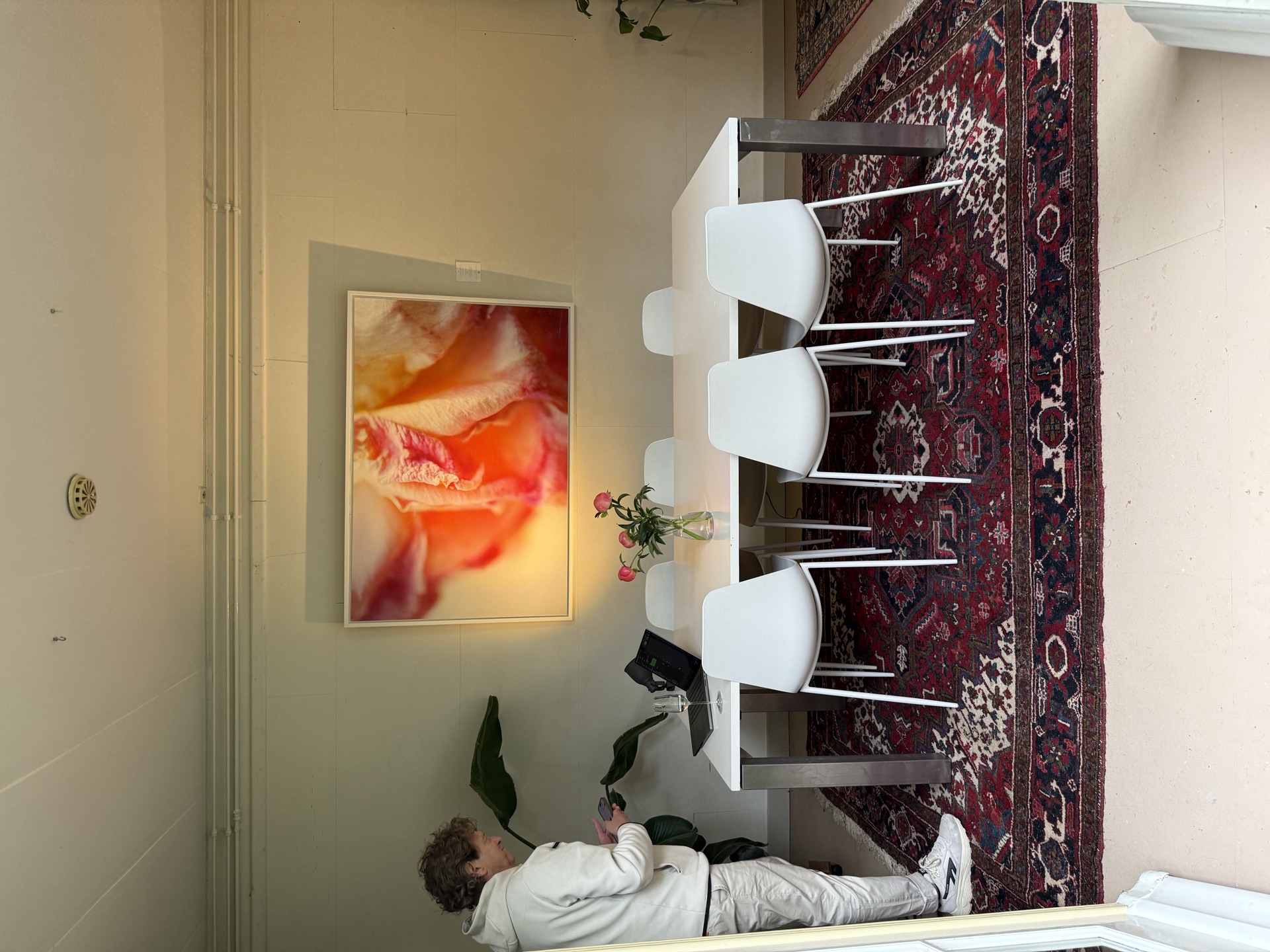Bloemwerk boven eettafel met Perzisch tapijt