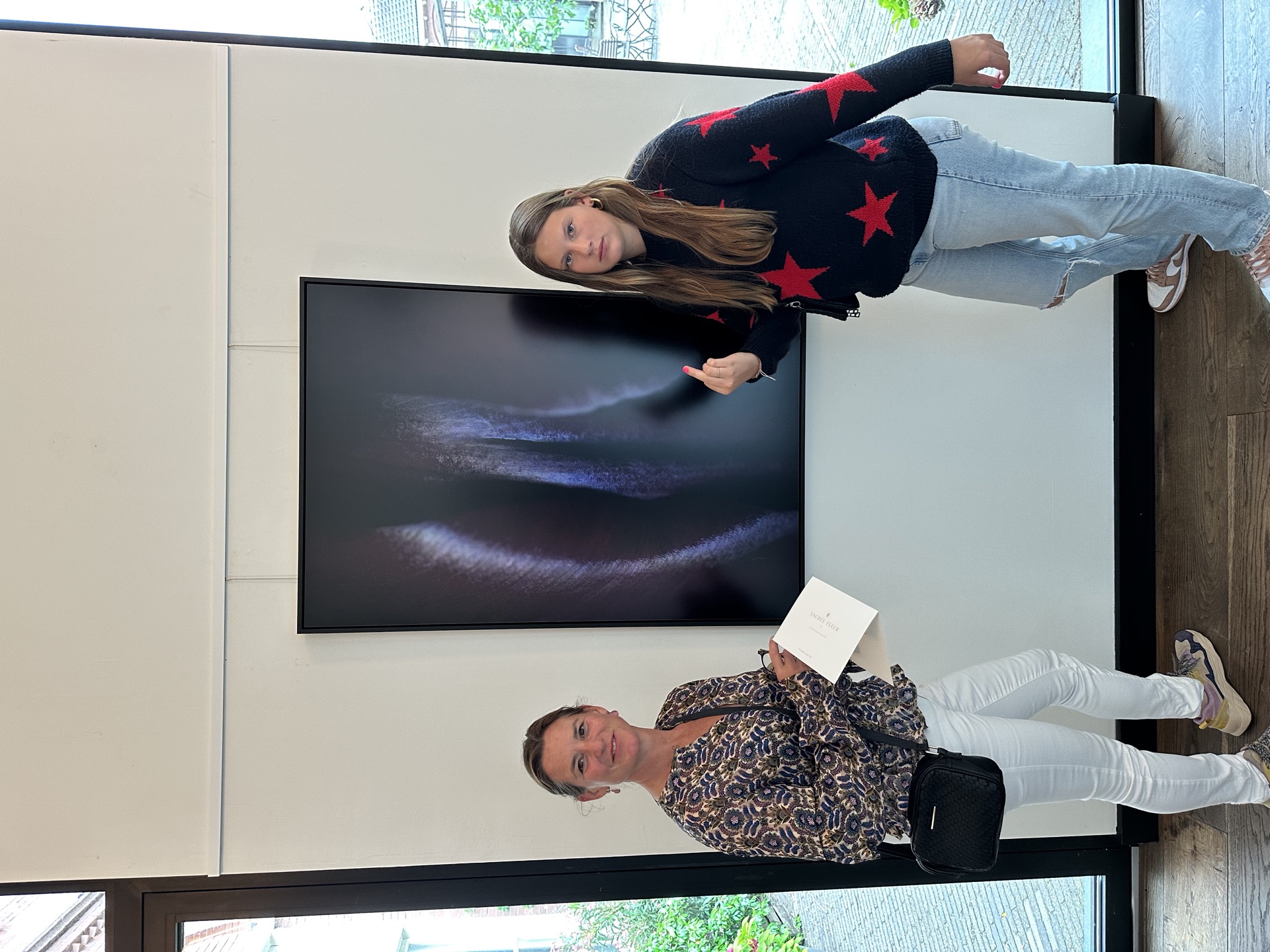Yasmijn Tan bij donker werk op expositie